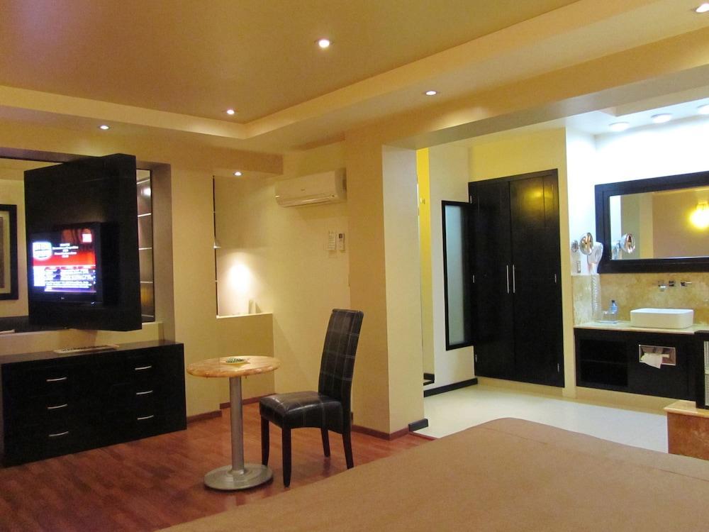 Colonial 3*
