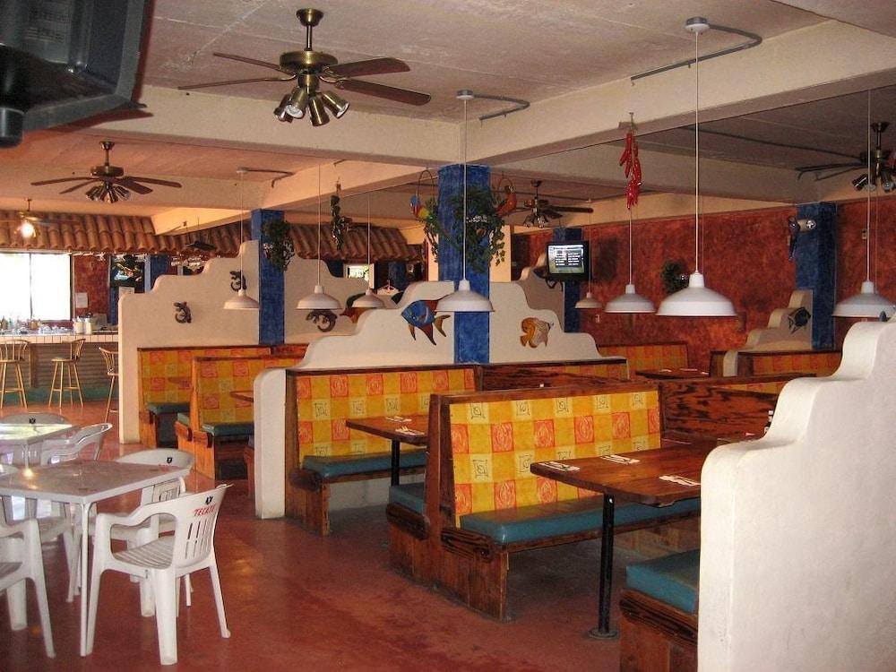 Baja Hotel 2*
