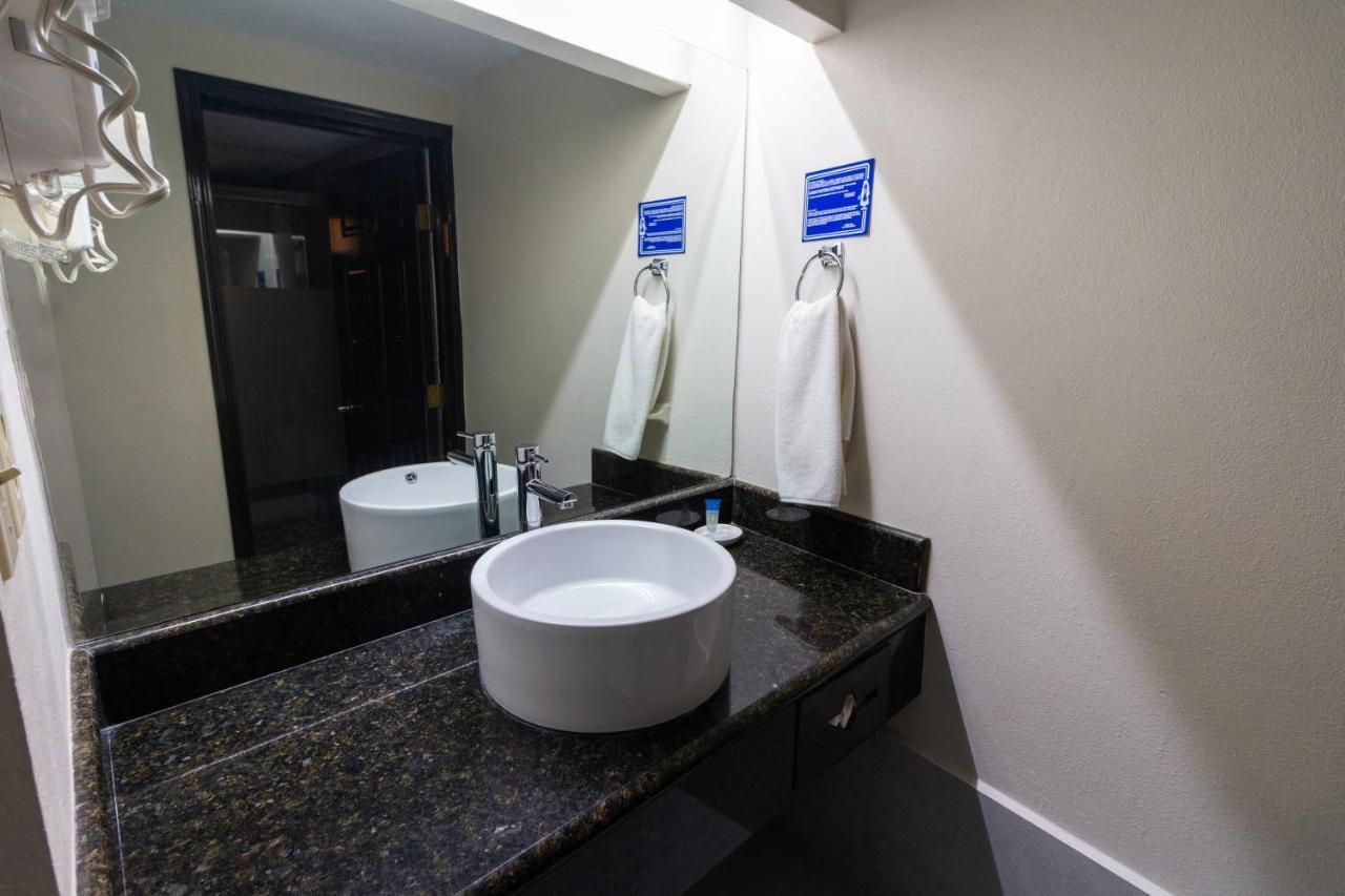 Hotel Western Plaza