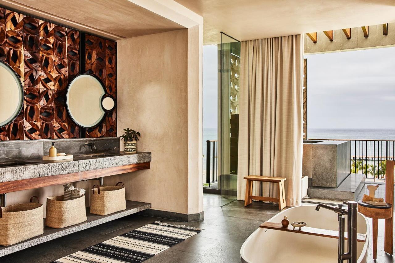 Hotel Etereo, Collection