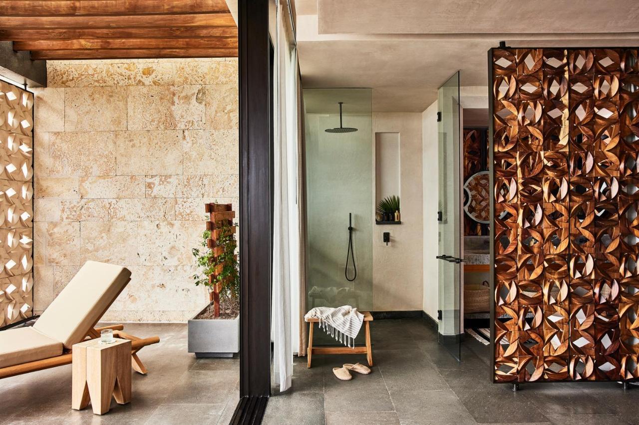 Hotel Etereo, Collection