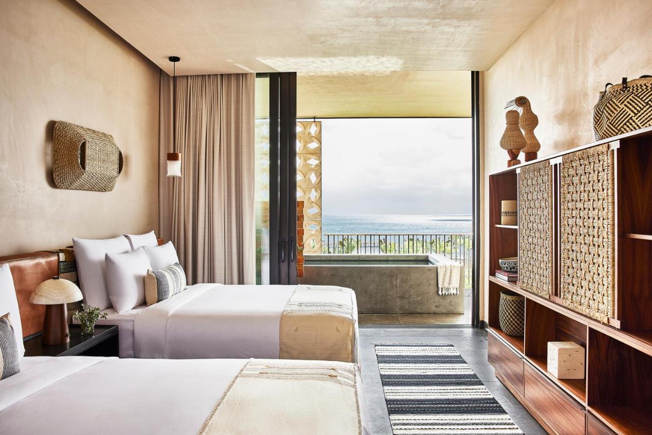 Hotel Etereo, Collection