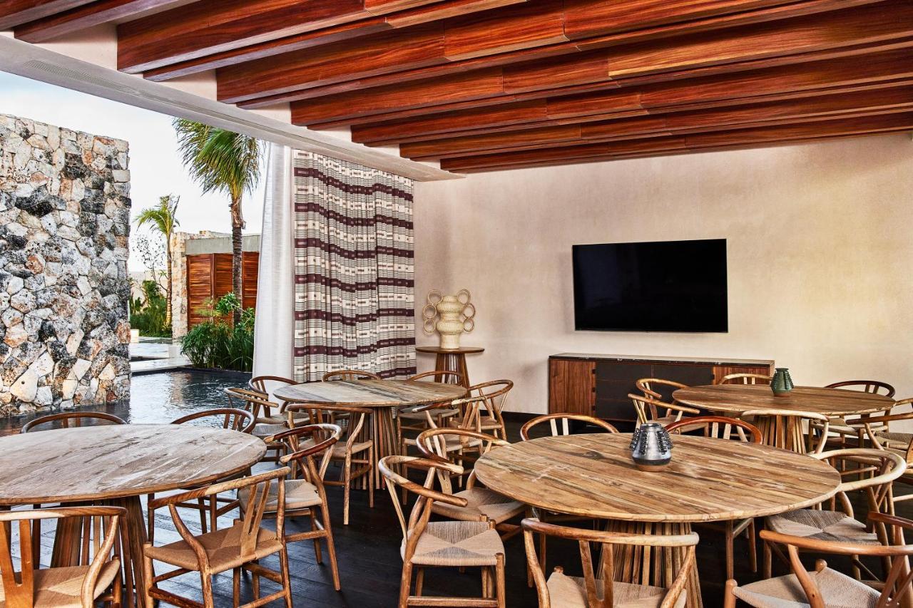 Hotel Etereo, Collection