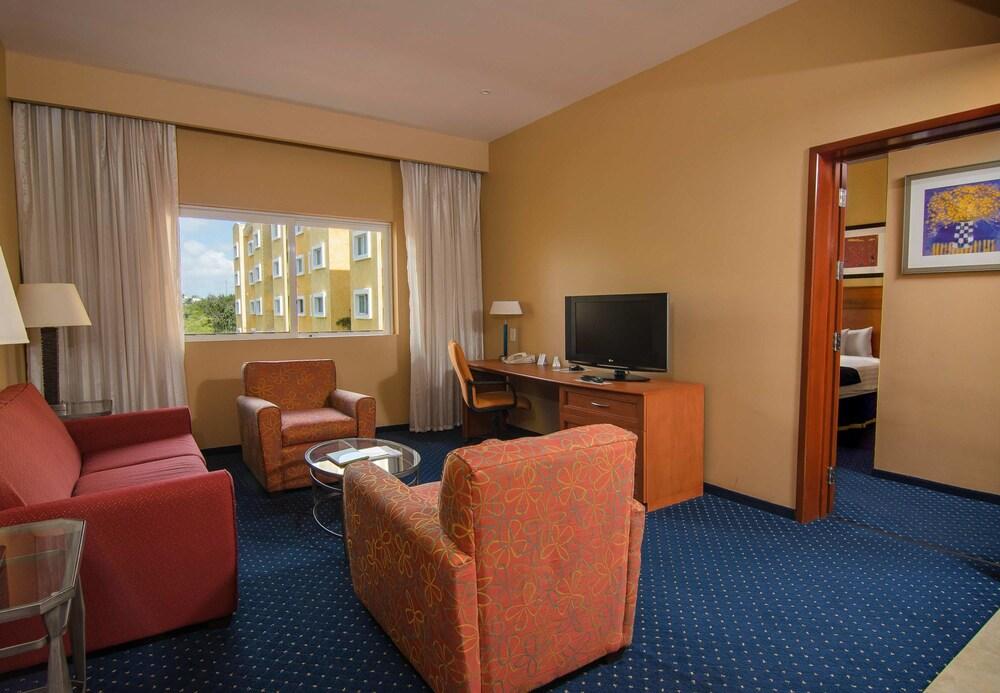 Courtyard By Marriott Cancun Airport Hotel Alfredo V. Bonfil