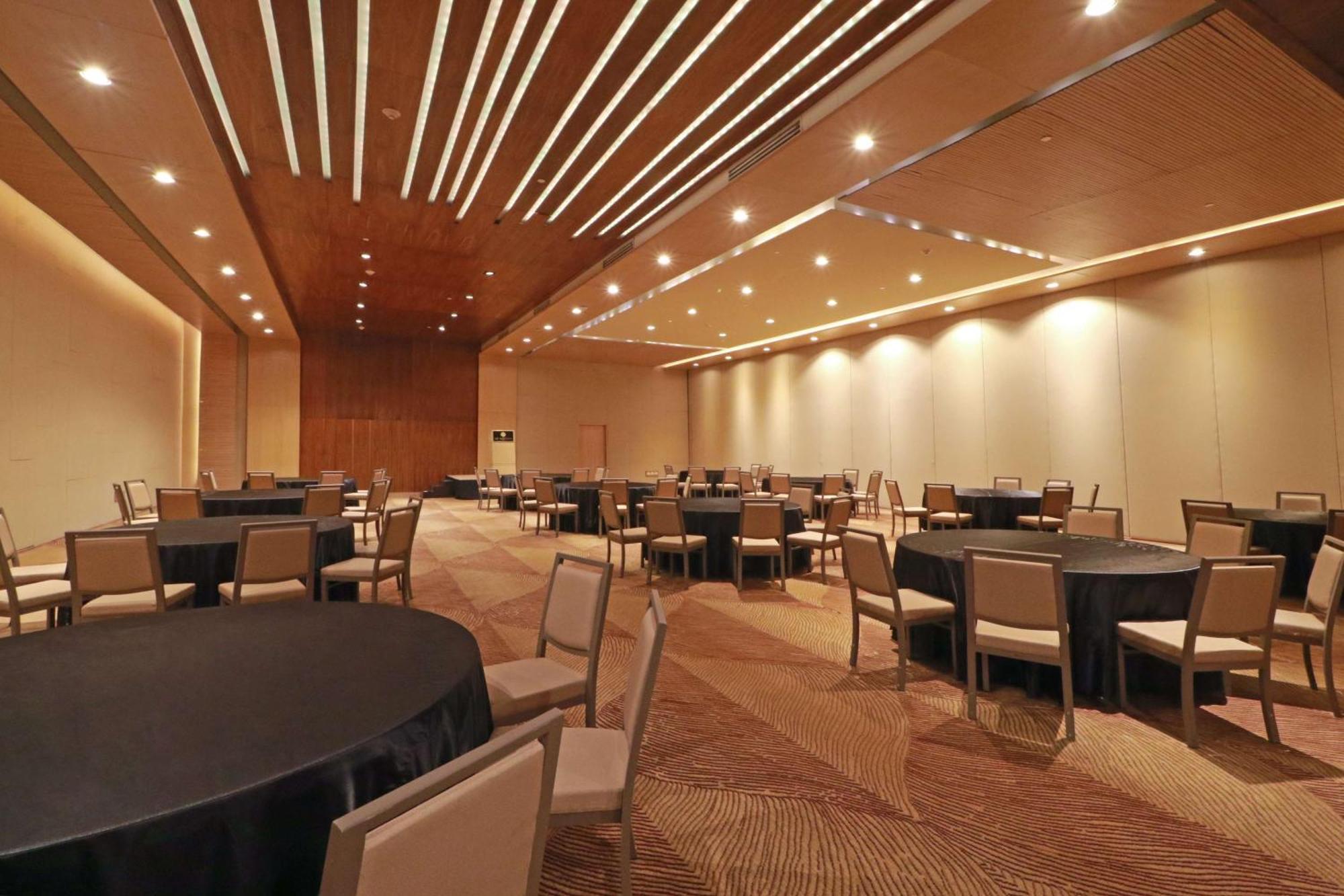 Ms Milenium Monterrey Curio Collection By Hilton Hotel