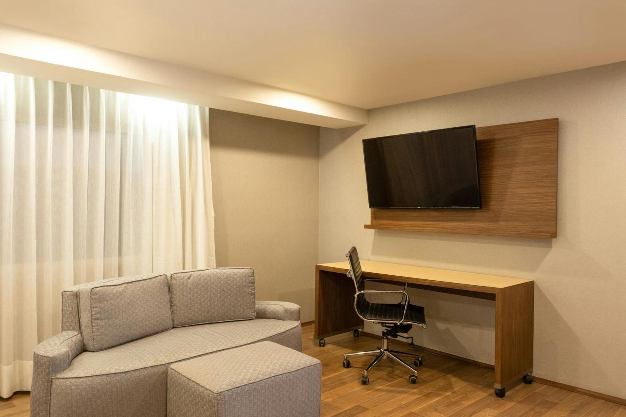 Hotel Courtyard By Marriott Revolucion