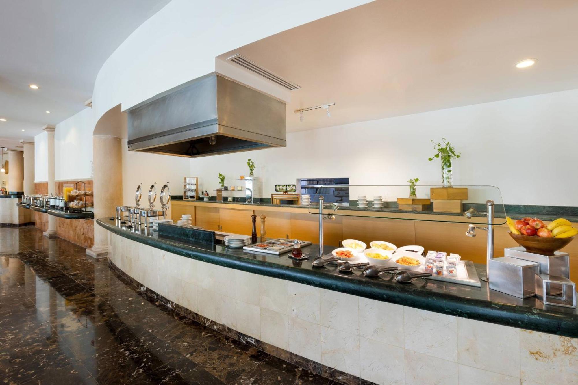Hotel Courtyard By Marriott Cancun Airport 4*