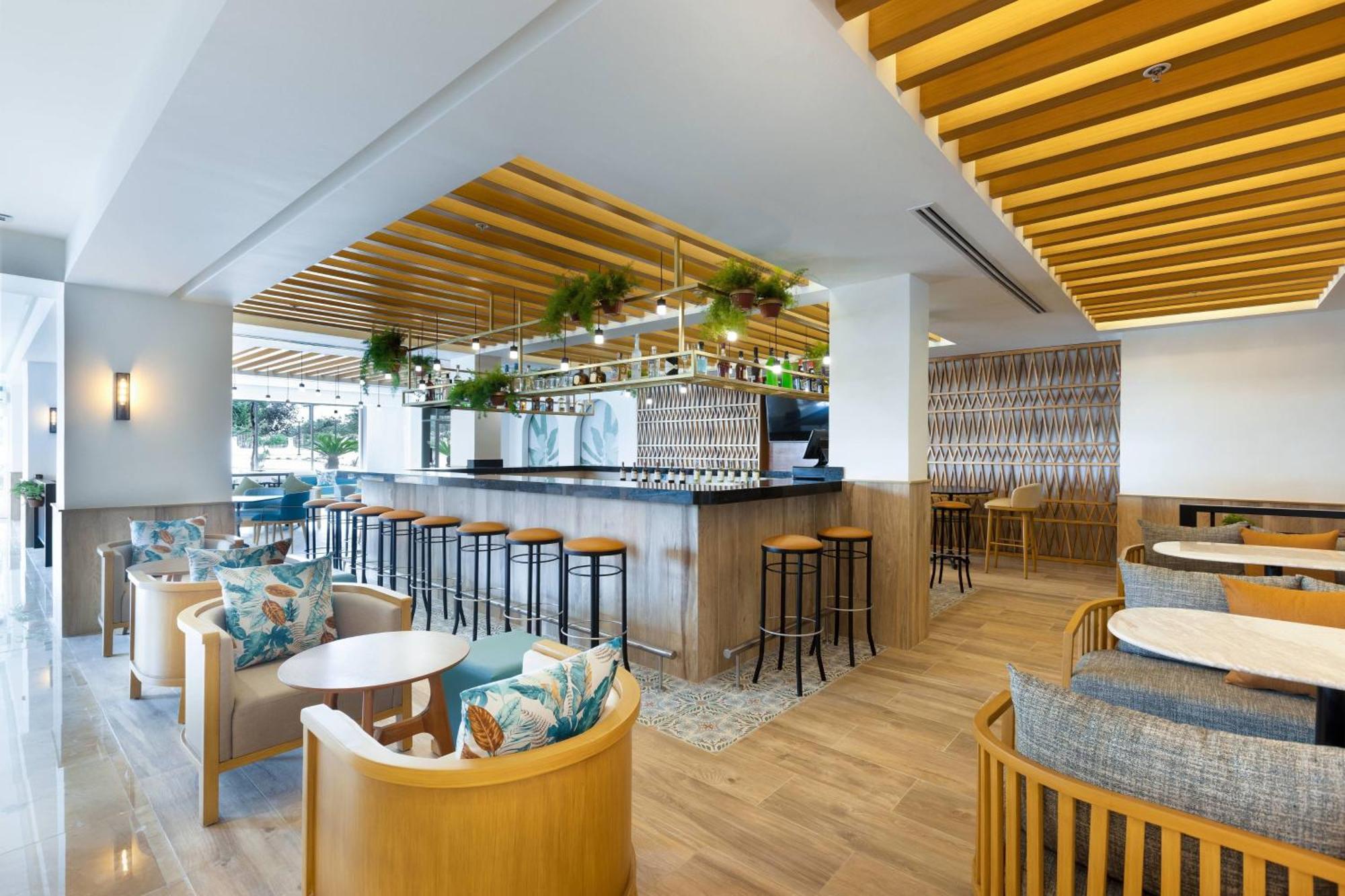 Hotel Courtyard By Marriott Cancun Airport 4*