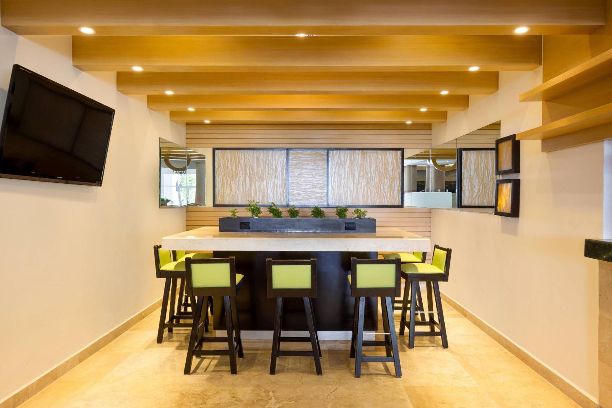 Courtyard By Marriott Cancun Airport Hotel Alfredo V. Bonfil