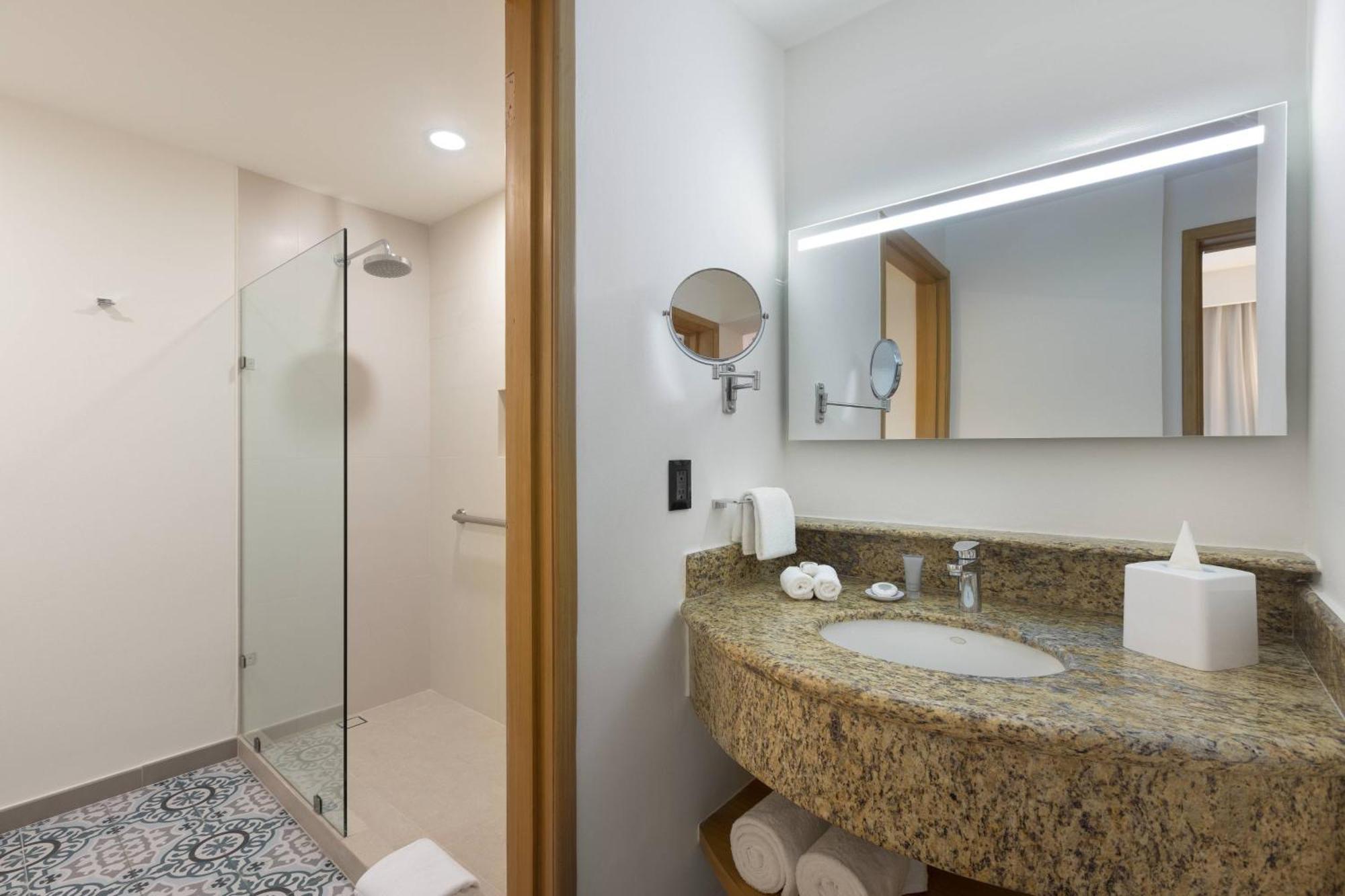 Courtyard By Marriott Cancun Airport 4*