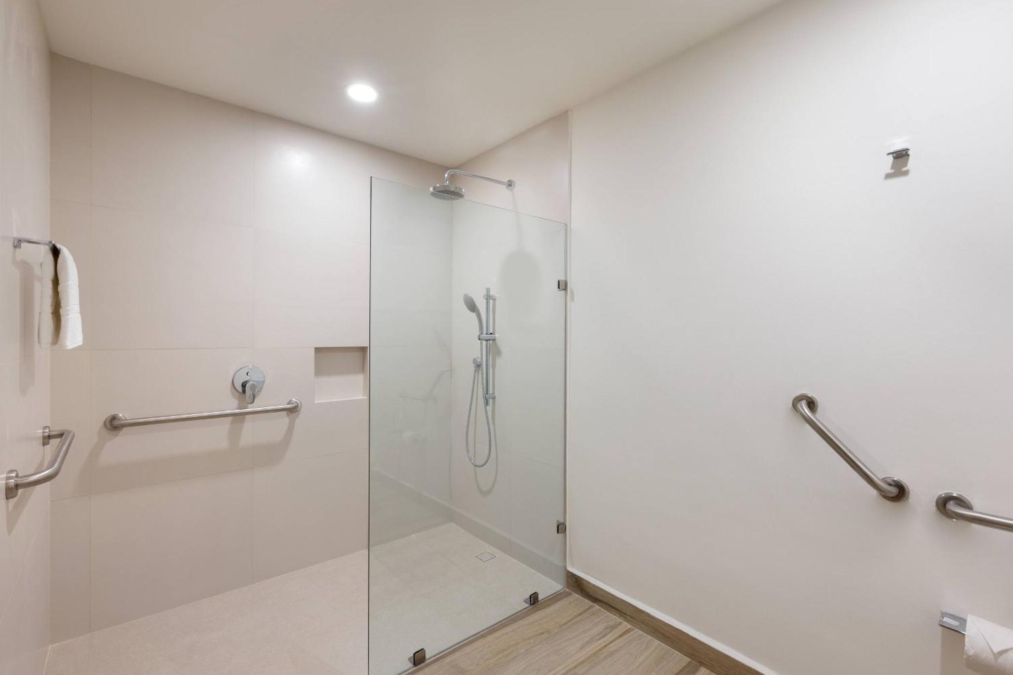 Hotel Courtyard By Marriott Cancun Airport 4*