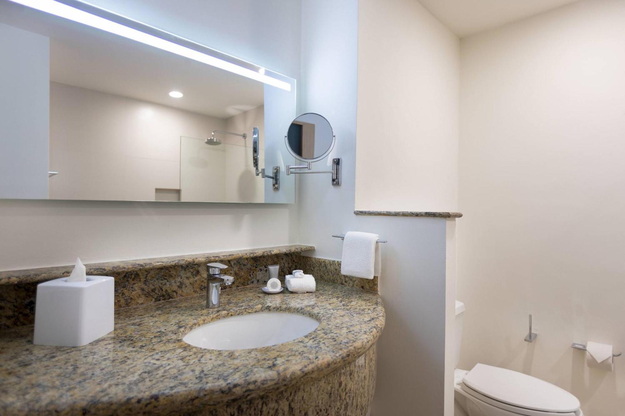 Hotel Courtyard By Marriott Cancun Airport 4*