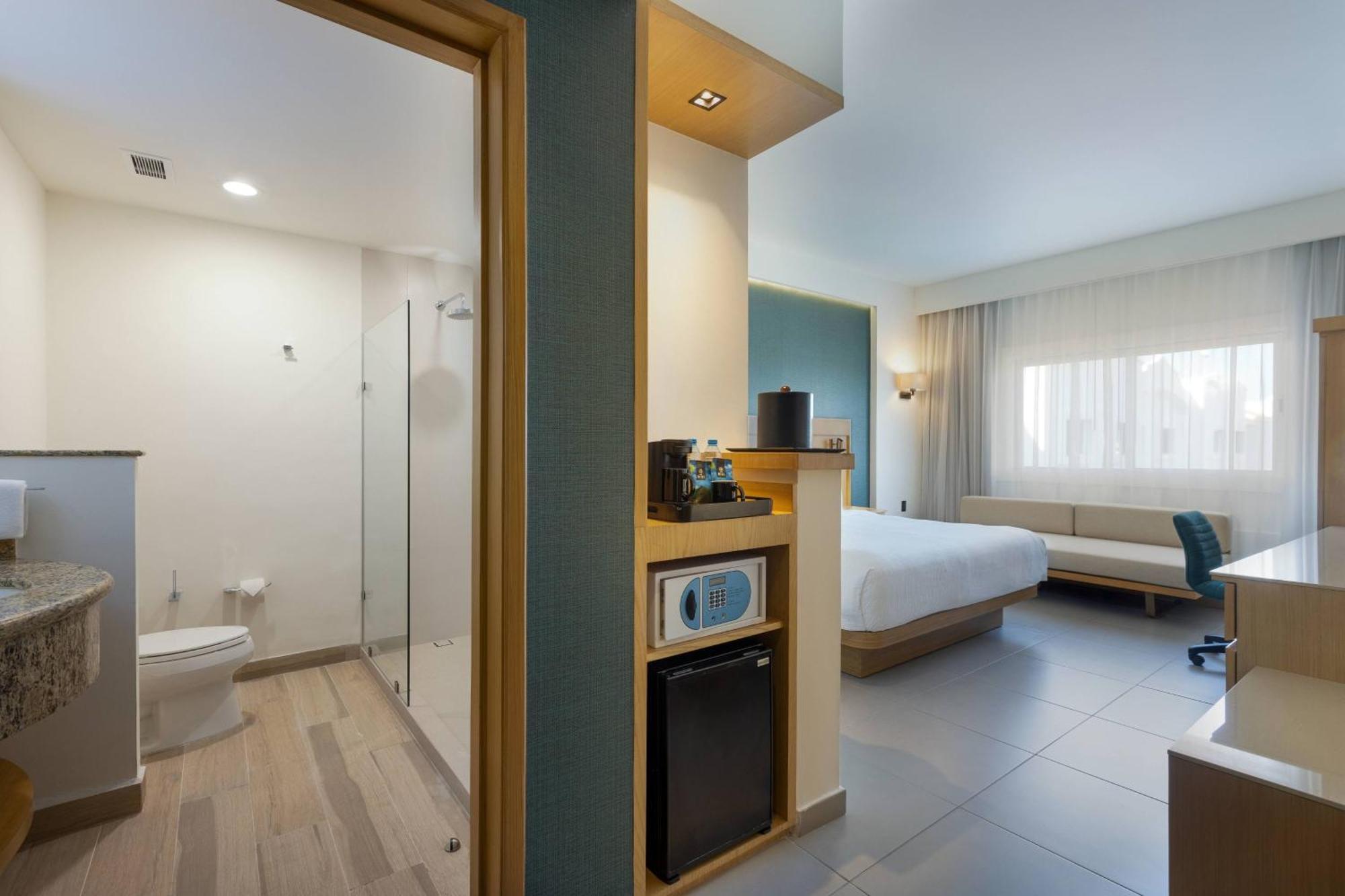 Courtyard By Marriott Cancun Airport 4*