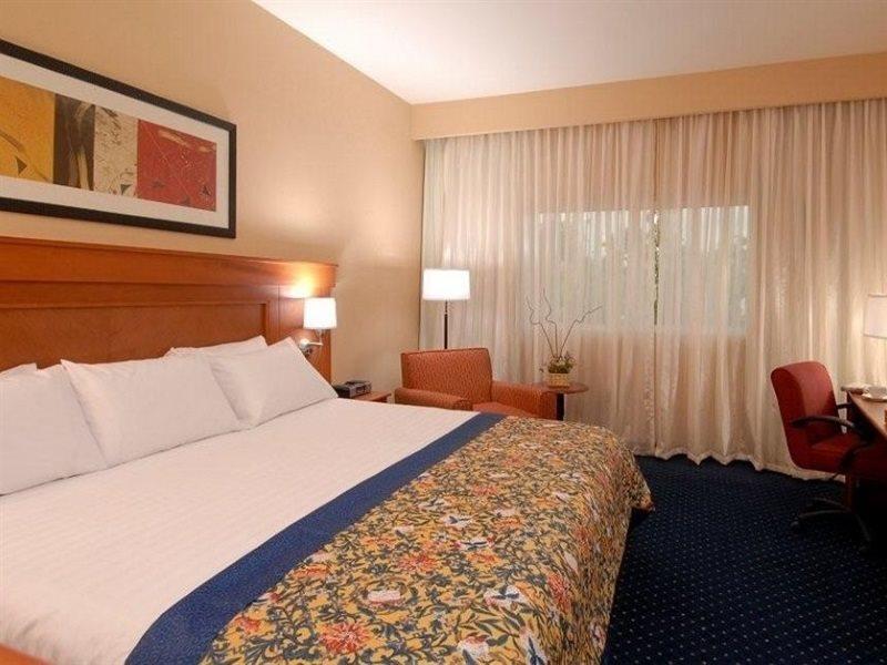 Hotel Courtyard By Marriott Cancun Airport 4*
