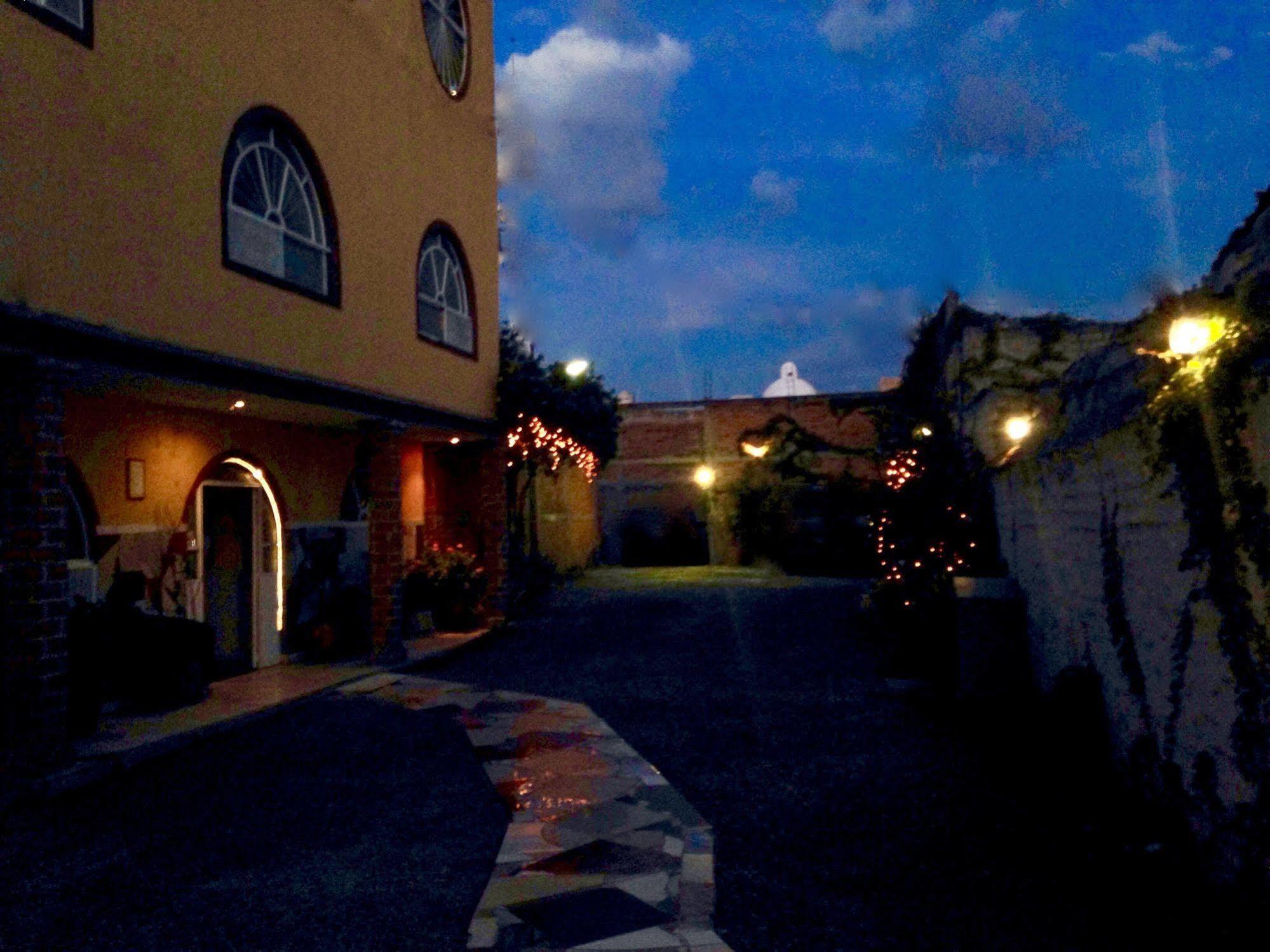 Mi Pueblito Hotel 2*