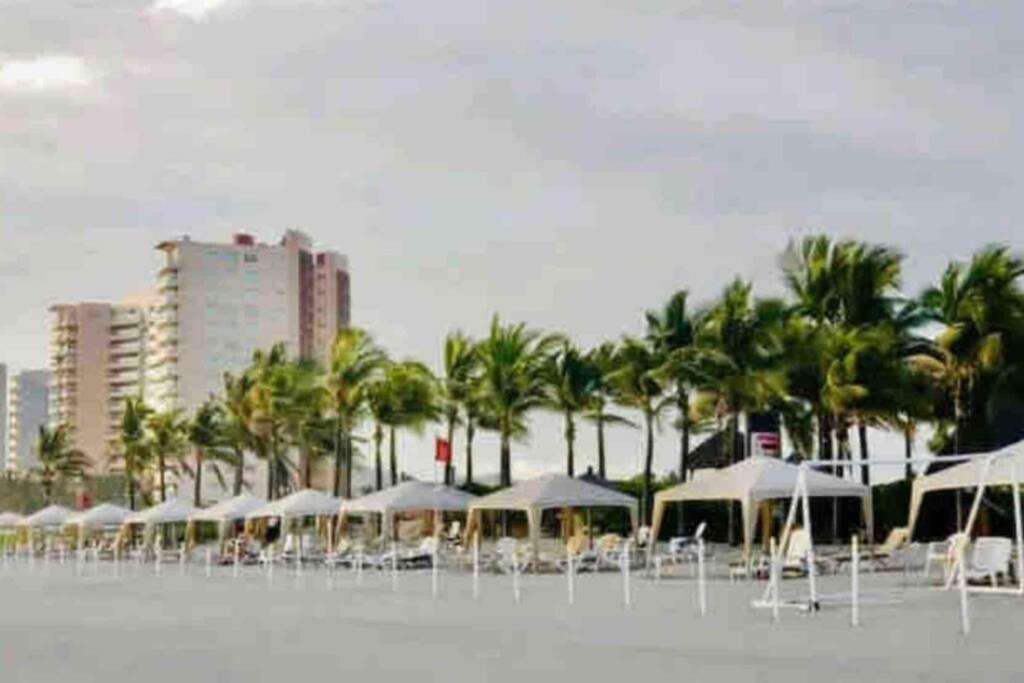 Hermosa Playa En Diamante, Isla * Acapulco