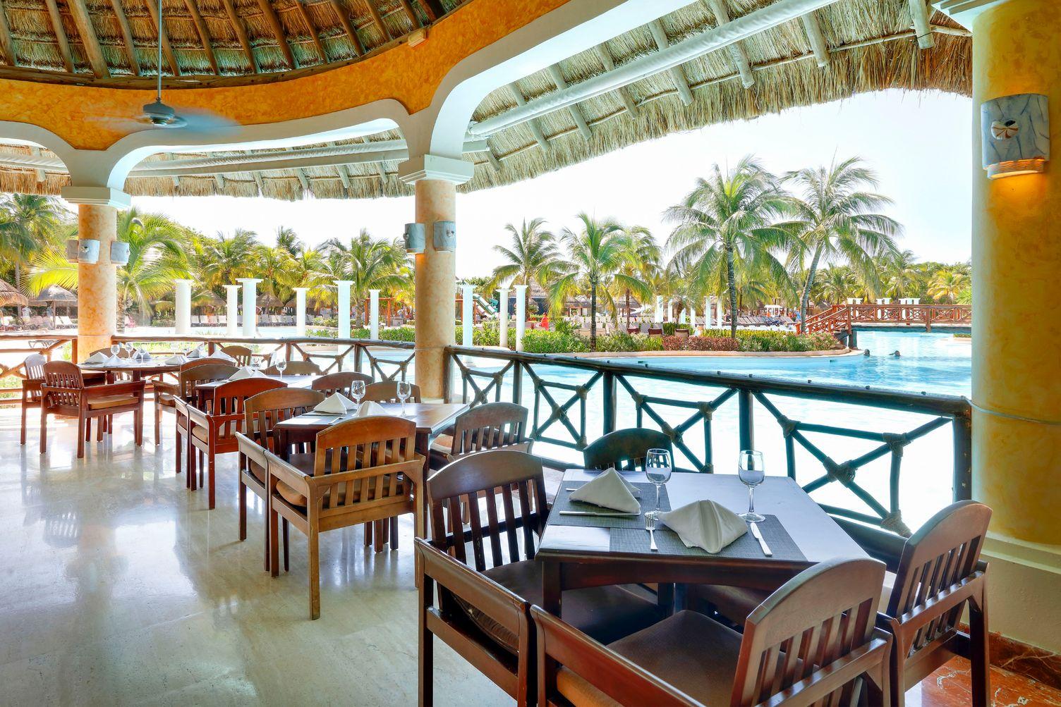 Grand Palladium White & Resort 5*
