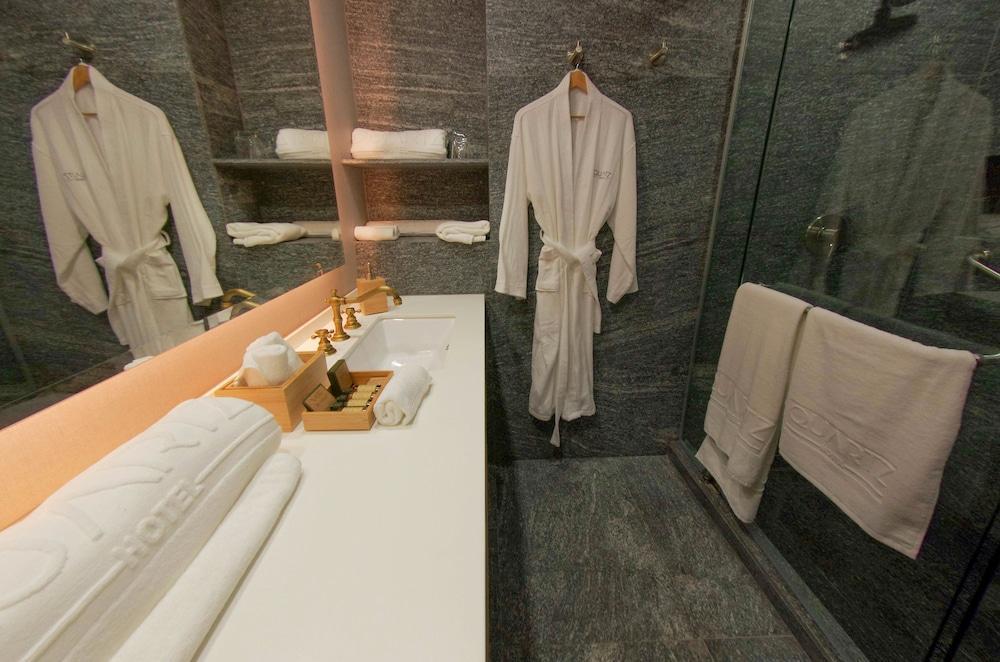 Quartz & Hotel