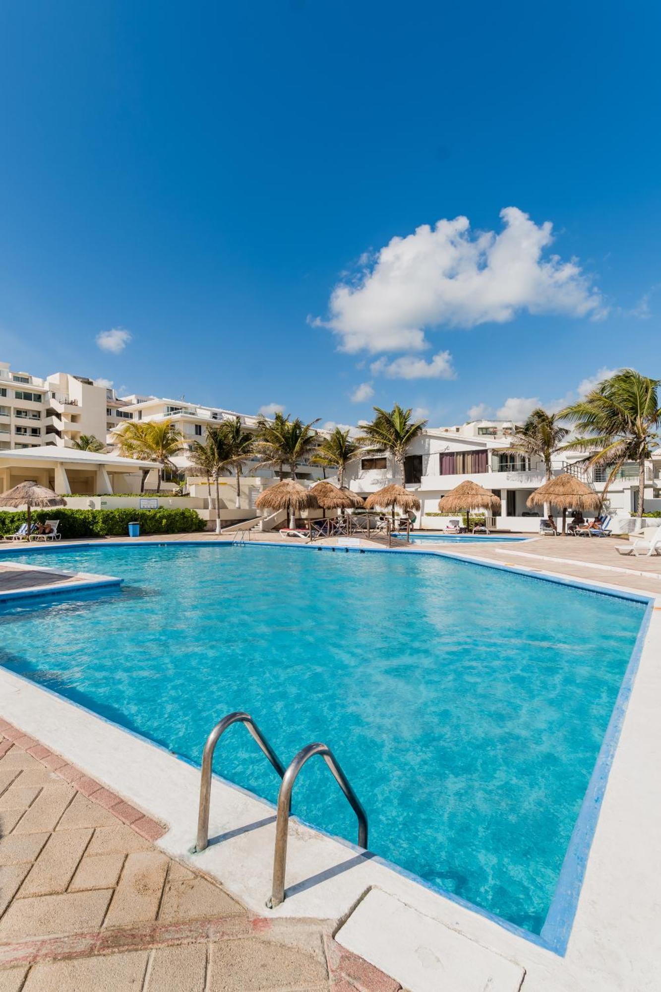 Brisas Shore - Heated Private Pool Apartment *
