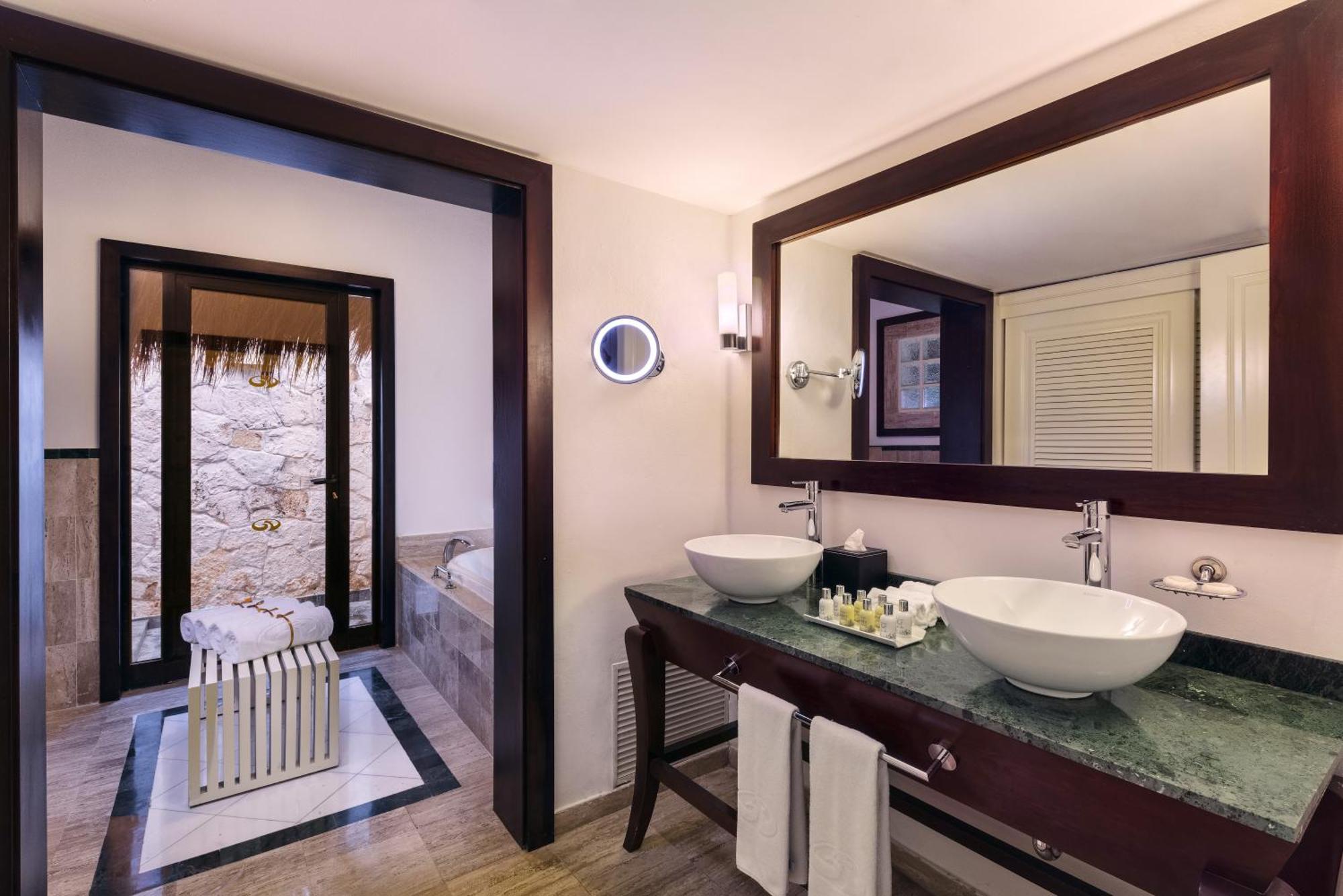 Grand Palladium White &