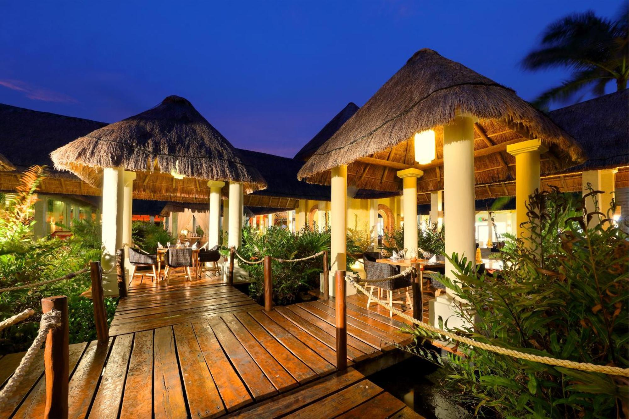 Resort Grand Palladium White &