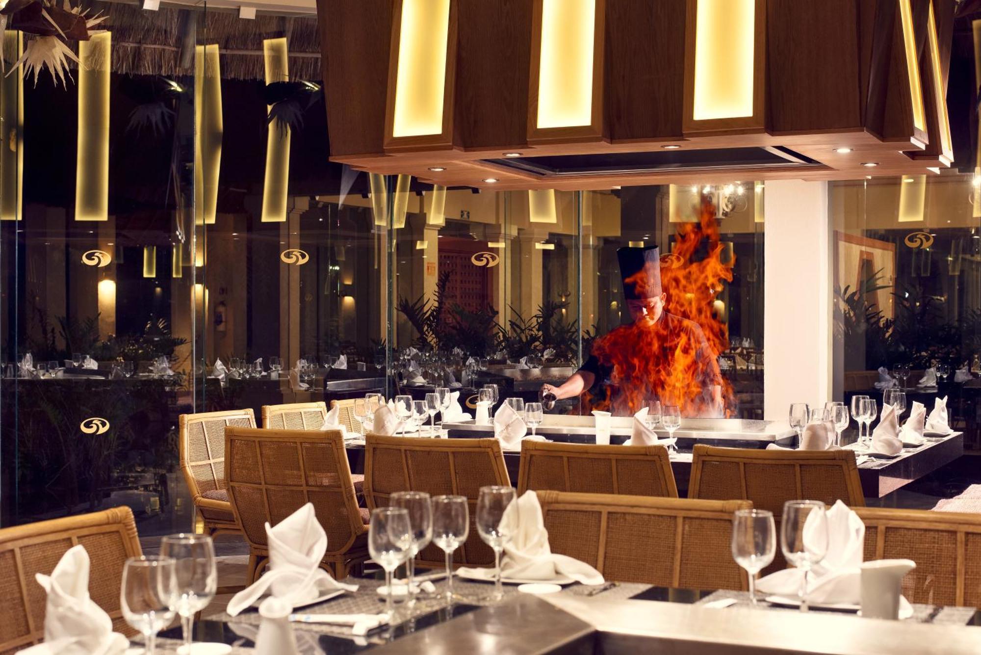 Resort Grand Palladium White &