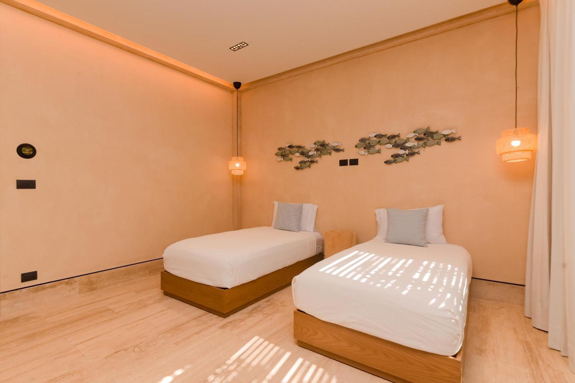 The Palm Luxury Corasol By Lumina *