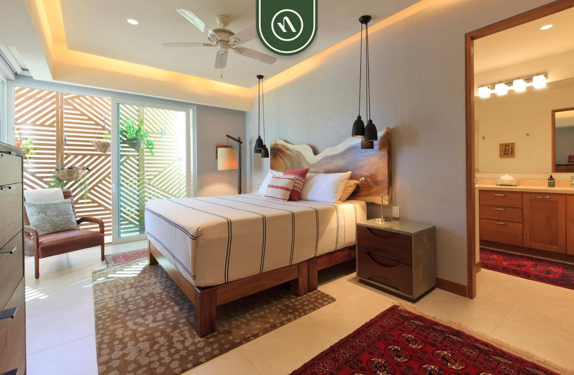 Great With Rooftop Pool *