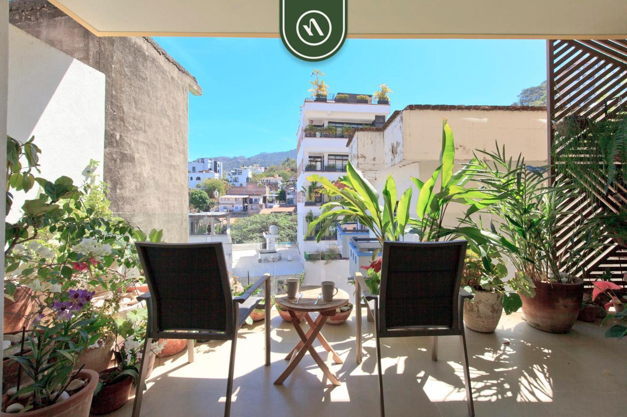 Great With Rooftop Pool *