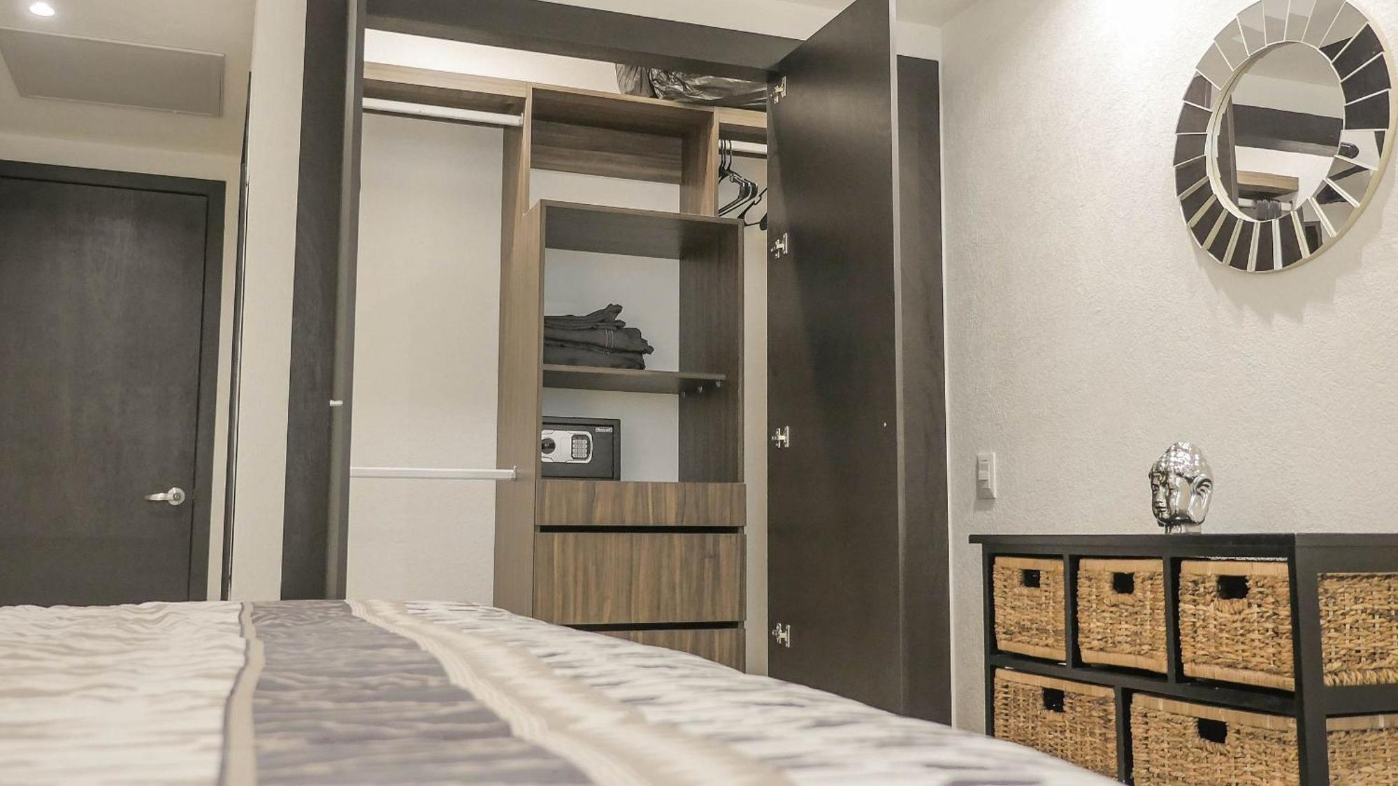 2condo With Balcony Sharing - Outstanding! *