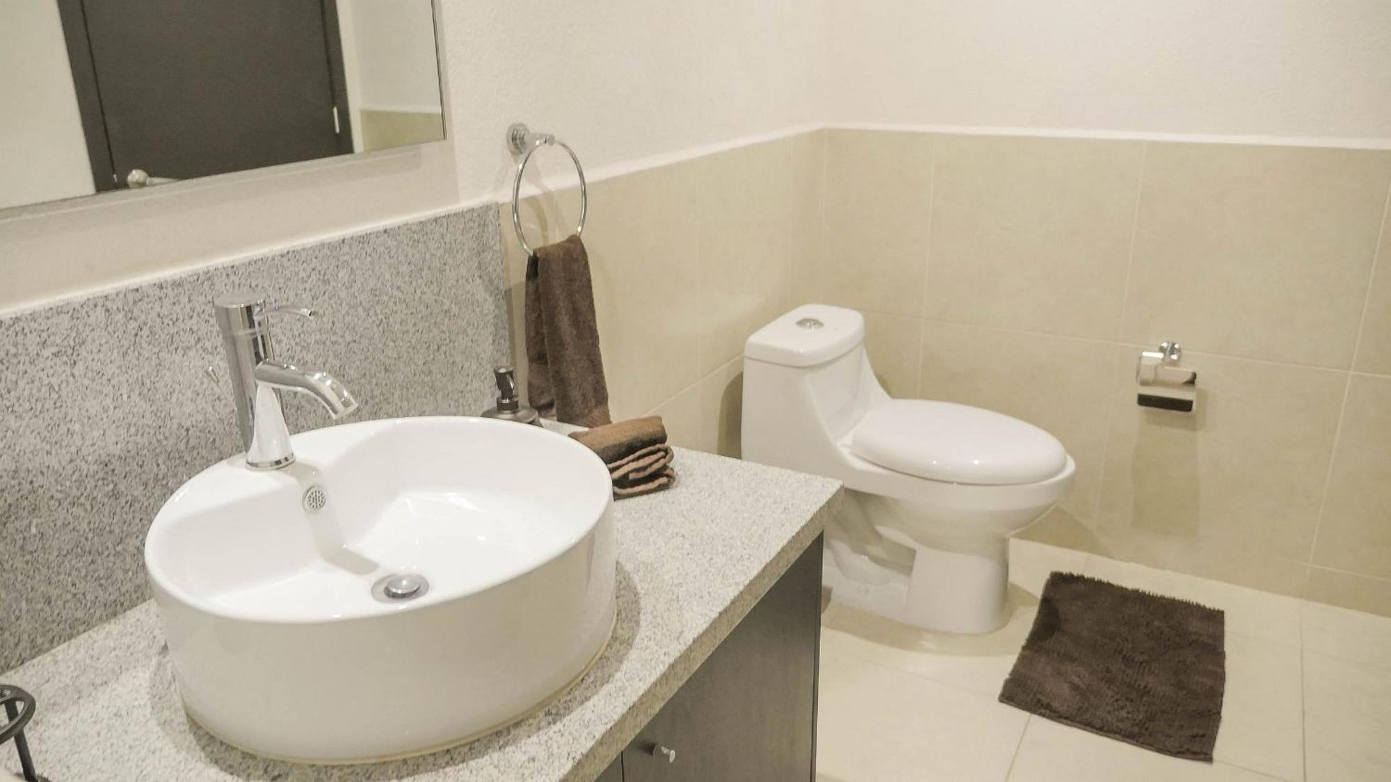2condo With Balcony Sharing - Outstanding! Apartment