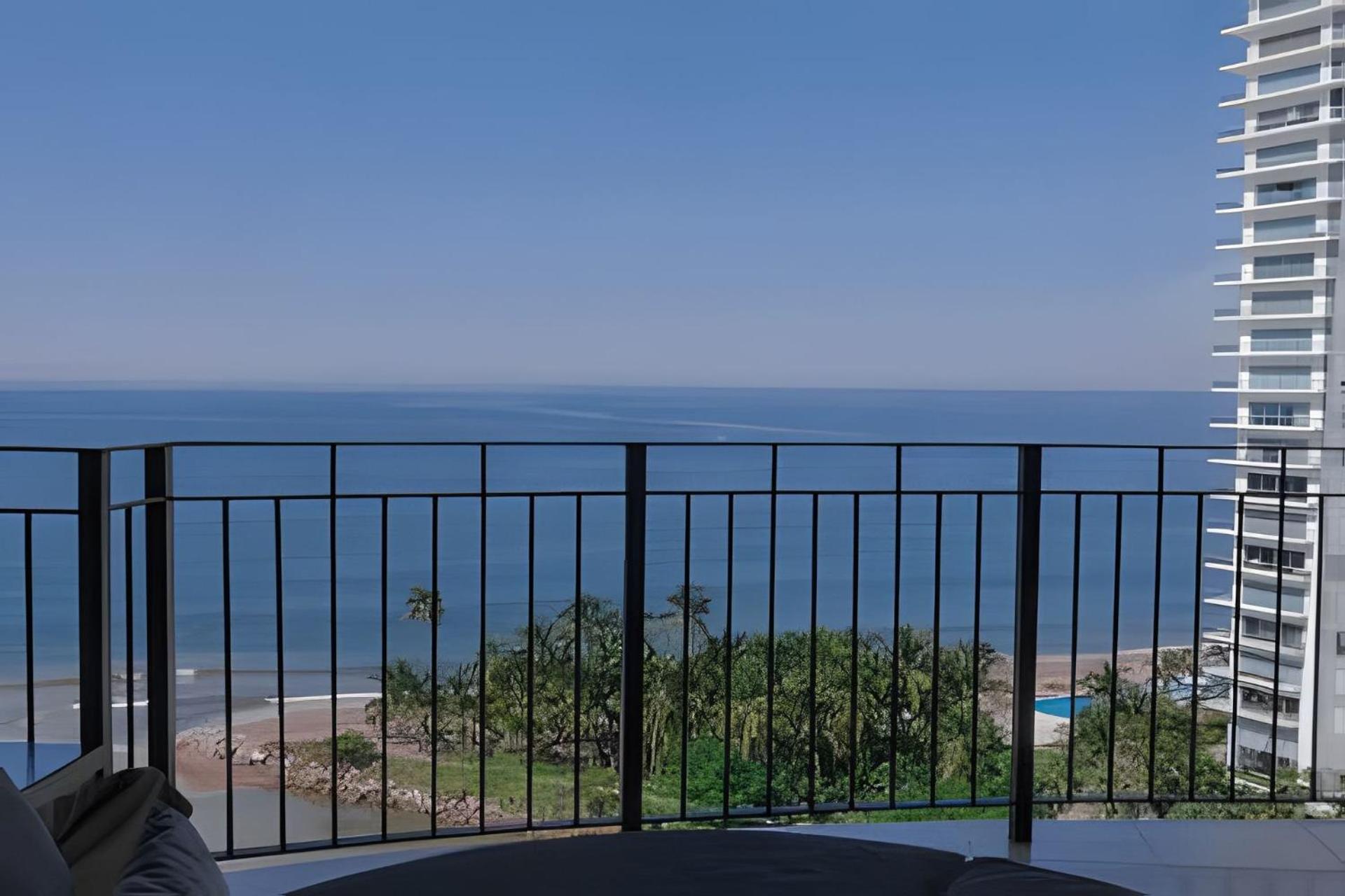 2condo With Balcony Sharing - Outstanding! Apartment
