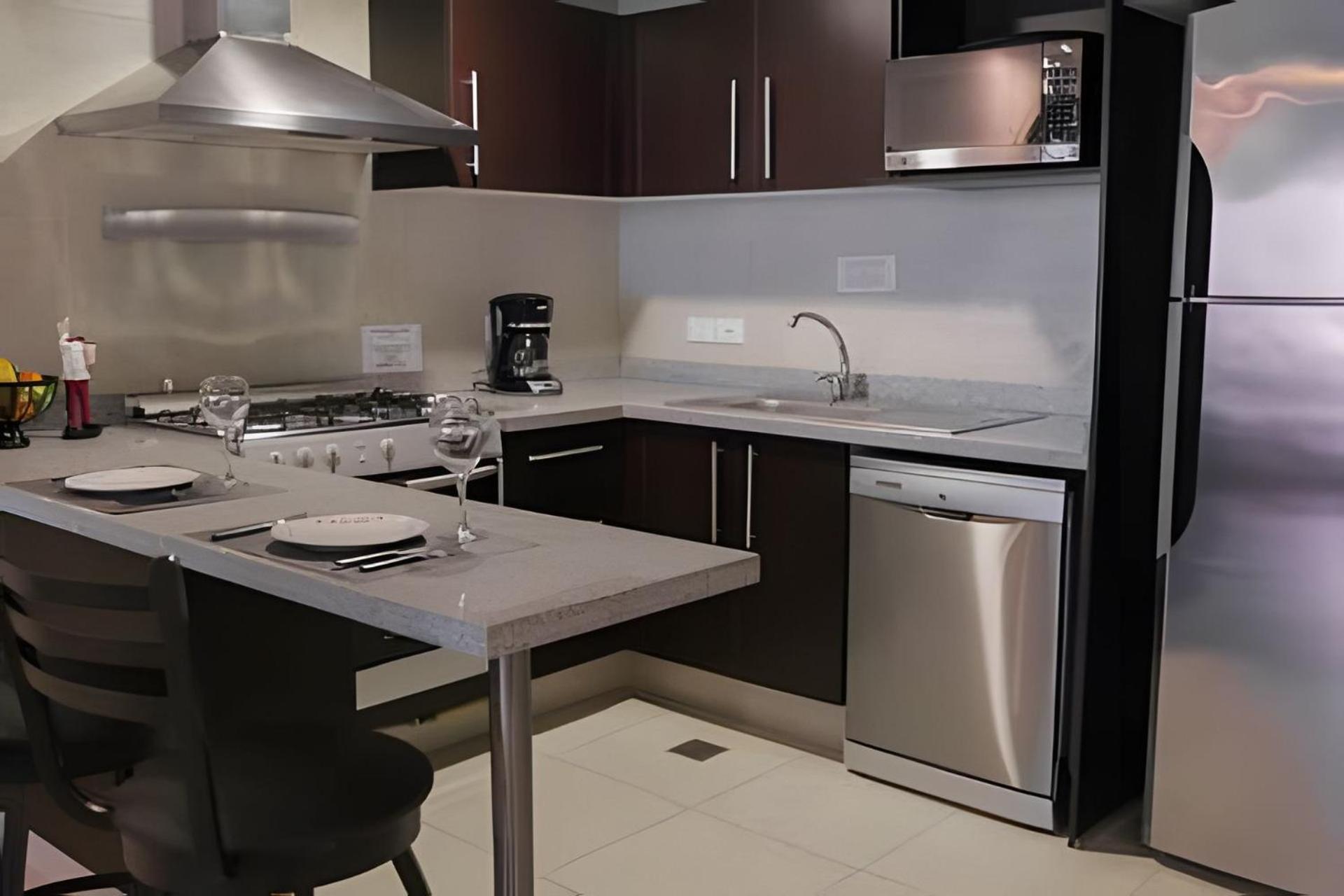 2condo With Balcony Sharing - Outstanding! Apartment