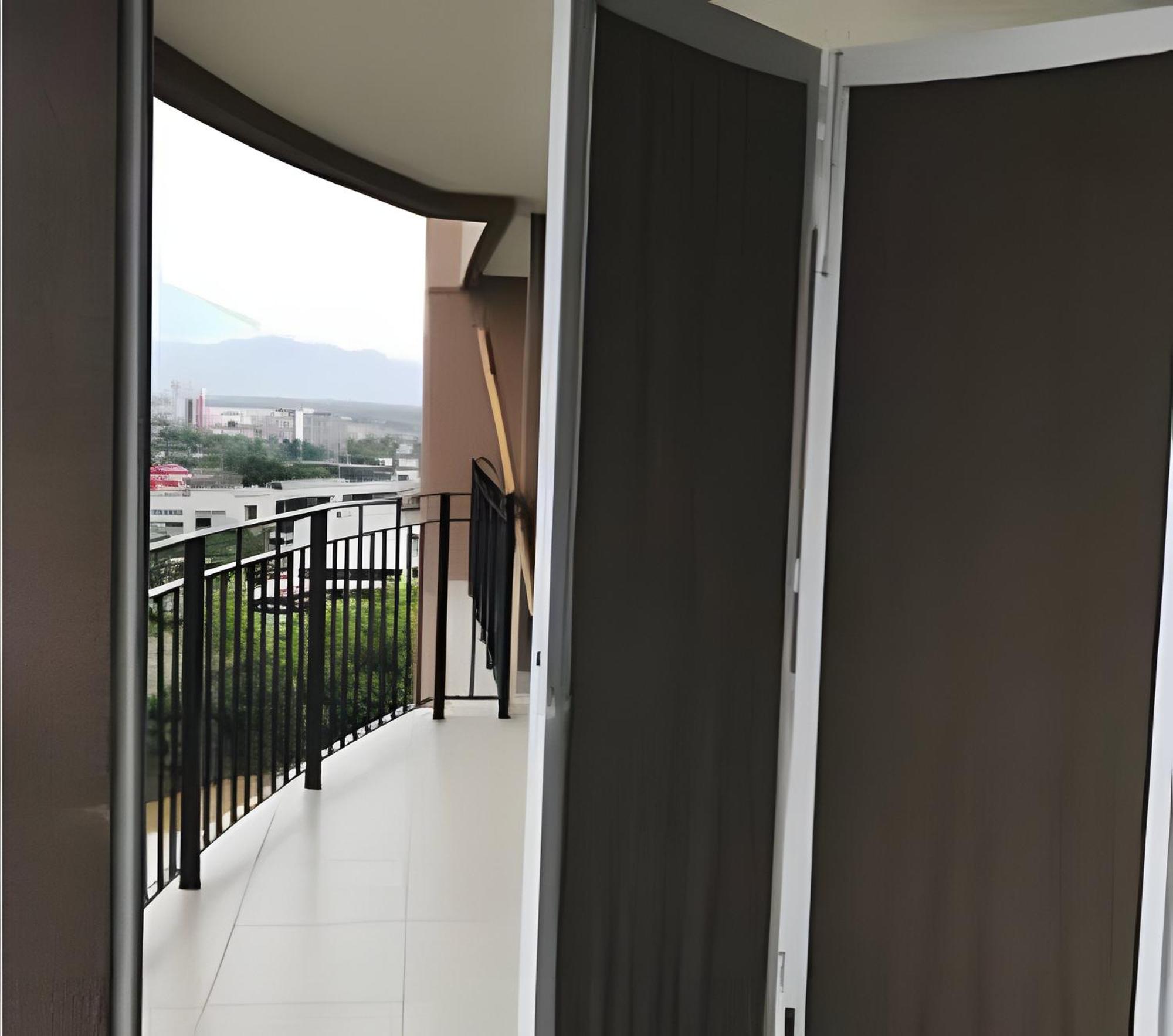 Apartment 2condo With Balcony Sharing - Outstanding! *
