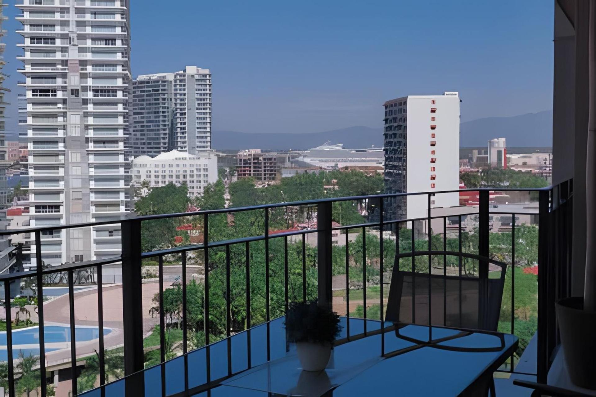 2condo With Balcony Sharing - Outstanding! Apartment