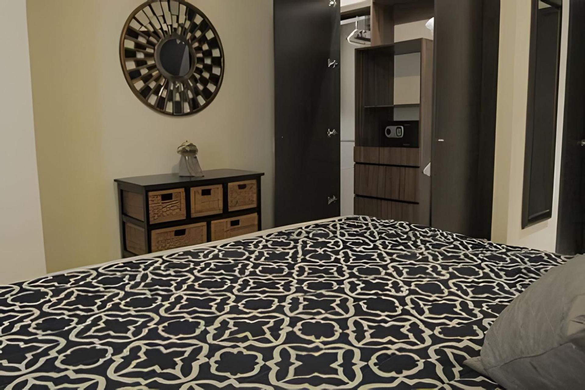 2condo With Balcony Sharing - Outstanding! Apartment