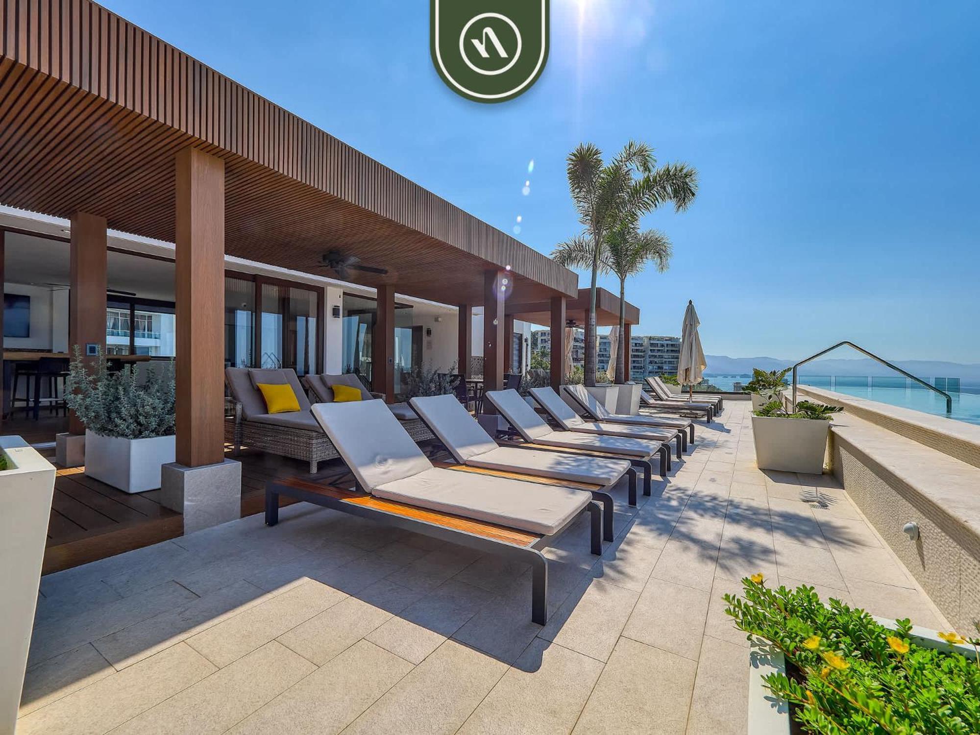 Great With Rooftop Pool *