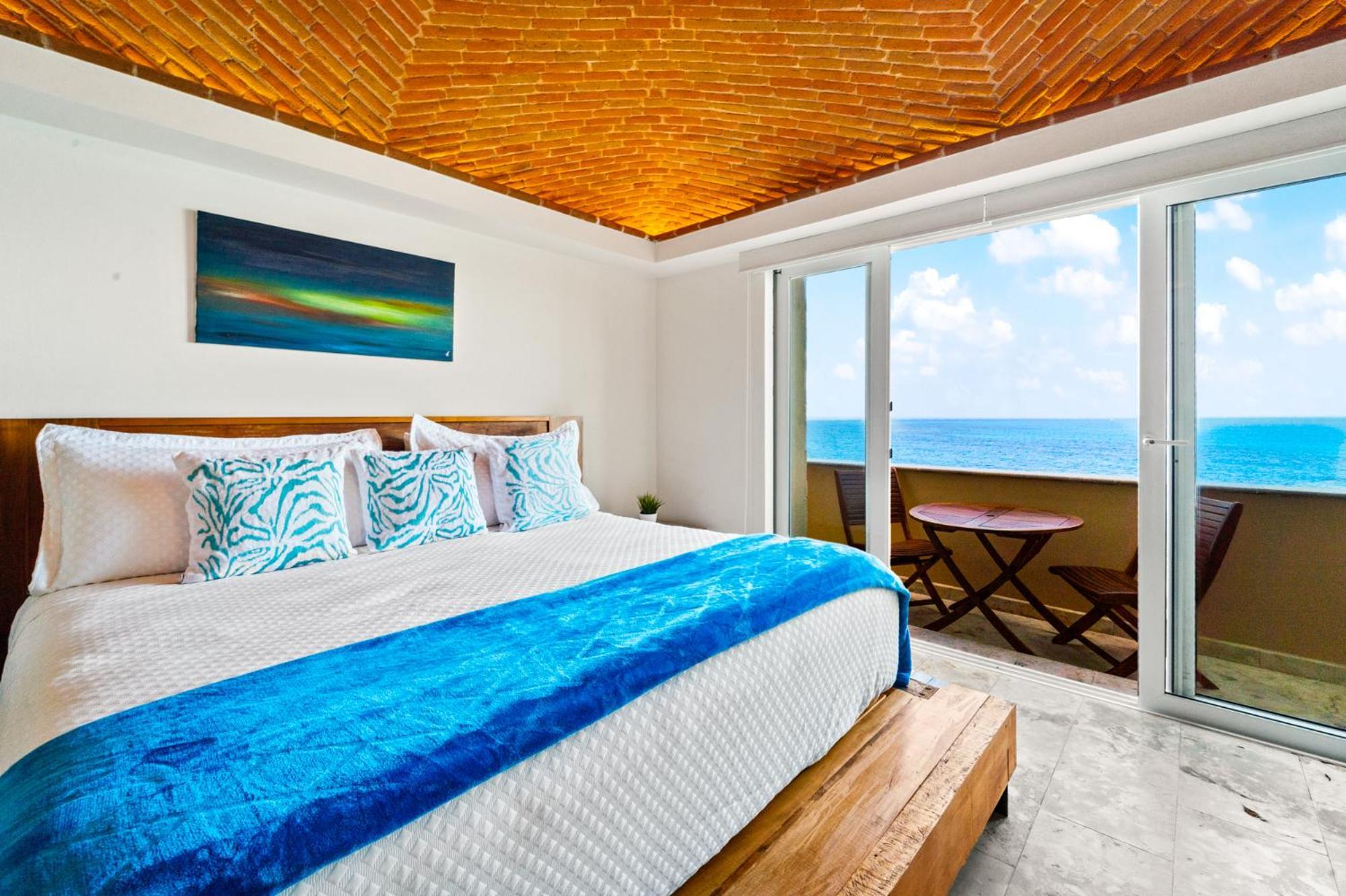 Apartment 360 Views, Waterfront Penthouse, Rooftop Pool