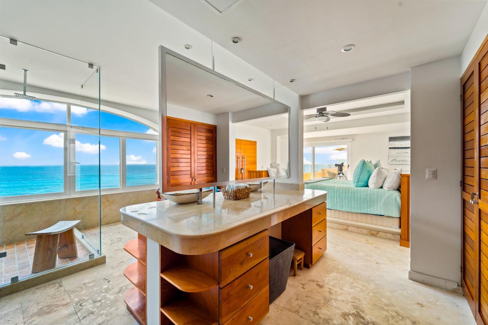 360 Views, Waterfront Penthouse, Rooftop Pool Apartment *