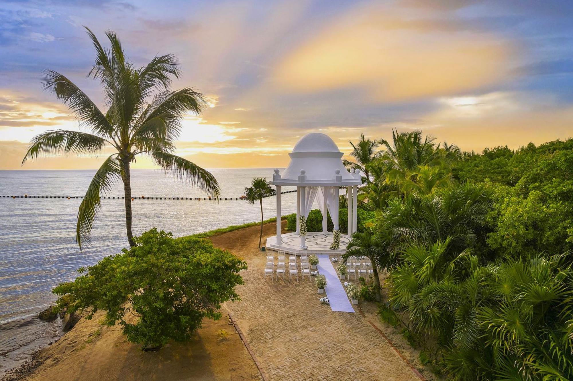 Resort Grand Palladium White &