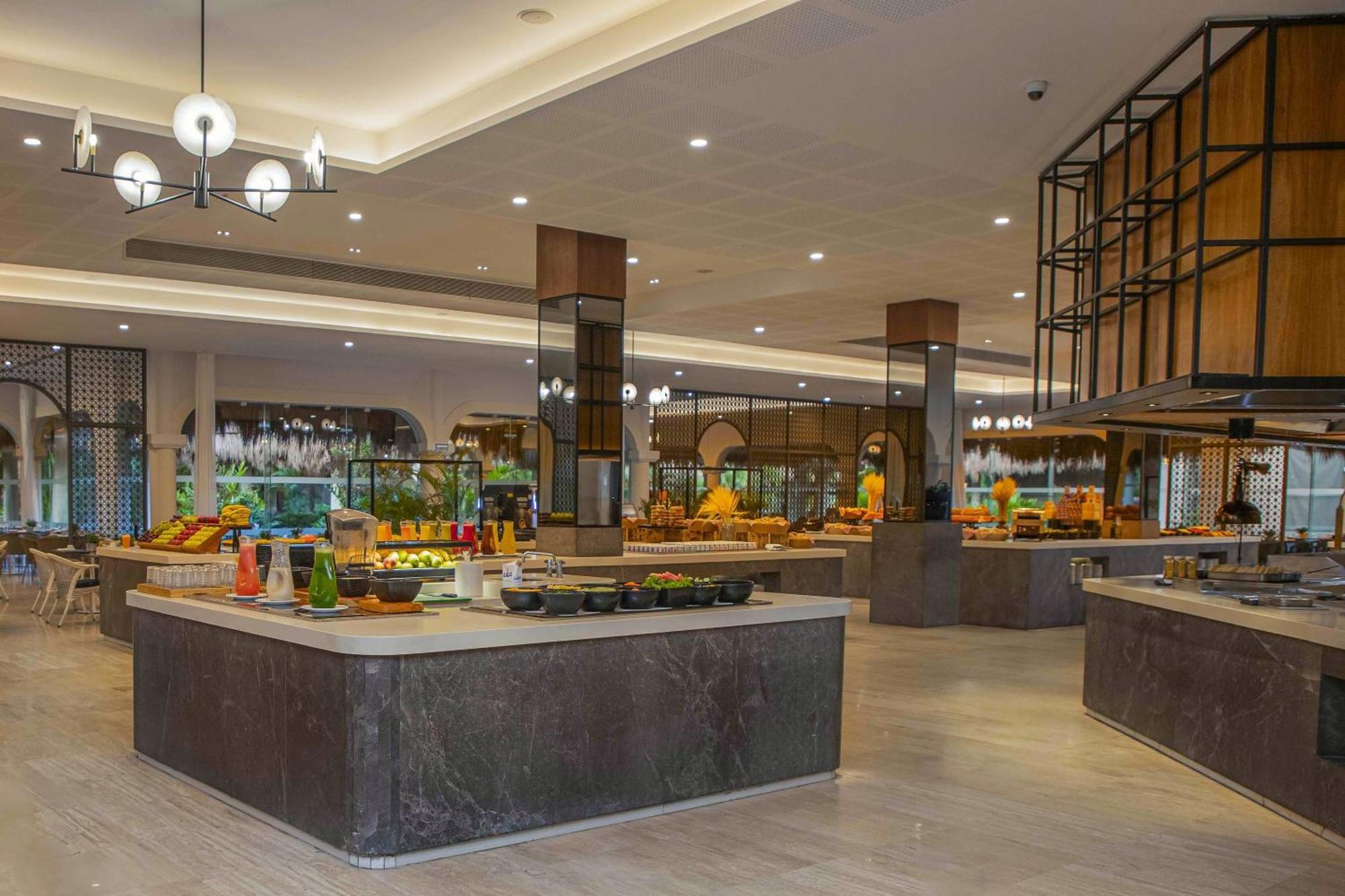 Resort Grand Palladium White &
